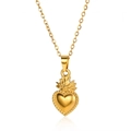 Dettaglio macro del ciondolo cuore dorato con corona di fiamme e finitura lucida - Ciondolo Sacro Cuore Fiamma Oro