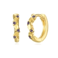 Dettaglio di orecchini a cerchio dorati con pietre di zircone viola sfaccettate - Oro (Zircone Viola)
