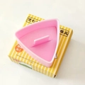 Roze driehoekige rijstbalvorm met handvat voor het maken van sushi en bento's - Handige Driehoek / Roze