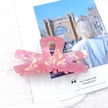 Pinza per capelli in acrilico rosa iridescente con lucentezza perlacea su una rivista - Rosa Iridescente (C20-2-17)