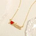 Makroaufnahme des 18K vergoldeten Mama-Anhängers mit rotem Emaille-Herz und Mikro-Pave - Emaille Rotes Herz-MAMA