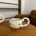 Tasse à café irrégulière en céramique blanche avec fleurs jaunes et feuilles bleues - Set de Tasse et Soucoupe Petites Fleurs Jaunes / Set Tasse + Soucoupe