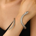 Pulsera de serpiente plateada ajustable con escamas grabadas en la muñeca de una modelo - Pulsera de Serpiente Plateada