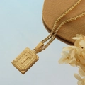 Collana a corda in acciaio al titanio placcato oro 18K con ciondolo rettangolare T - Lettera T Oro