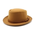 Détail d'un chapeau Pork Pie en laine avec ruban en cuir marron et boucle métallique - Kaki