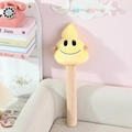 Detail eines kreativen Plüsch-Hammerspielzeugs mit gelbem Smiley und weichem langen Griff - Gelber Stil