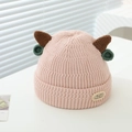 Dettaglio del cappello in maglia rosa con graziose corna marroni e toppa MUM ricamata - 1-3 Anni / Rosa