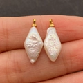 Rhombusförmige Barockperlenanhänger in Weiß mit goldfarbenen Metallösen für Schmuck - Nr. 6 (9x21mm)