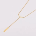 Detalle de collar en Y dorado con colgante en V y barra rectangular larga caída - Dorado