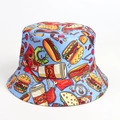 Dettaglio del cappello a secchiello azzurro con stampe fast food colorate e cuciture fini - M (56-58cm) / Fast Food/Burger