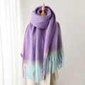Écharpe en faux cachemire avec dégradé violet et bleu clair et franges sur un mannequin - Violet Bleu Clair Dégradé