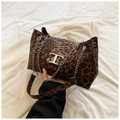 Fashionable leopard print shoulder bag with silver T-shaped metal clasp and chain strap - Brown
