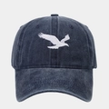 Dettaglio del ricamo a uccello bianco su berretto da baseball in denim lavato - Regolabile / Blu navy