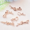 Close-up van elegante roségouden strikconnectoren voor DIY-sieraden en kettingen - Universele Connector / Roségoud