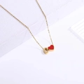 Collar minimalista de oro con colgante de letra C y dije de corazón rojo en fondo blanco - Collar de letras de corazón C