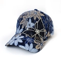 Détail d'une casquette bleue marine avec fleurs en dentelle et nœud papillon en strass - Adulte 55-58cm / Bleu