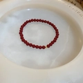 Rotes Zinnoberperlen-Armband mit minimalistischem Design und einer einzelnen Goldperle - Minimalistischer Dunkelroter Stil mit Goldener Perle (41# Armband-Dunkelrot Goldperle)