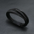 Mehrlagiges schwarzes geflochtenes Lederarmband für Herren mit Magnetverschluss auf Lederhintergrund - Schwarz