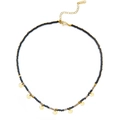 Collana con perline nere opache e ciondoli in acciaio inossidabile dorato su fondo bianco - Nero & Oro
