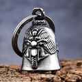 Colgante de campana con alas de calavera gótica de plata sobre superficie de madera - Campana Color Acero (con Llavero)