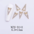 Dettaglio di ciondoli triangolari in lega con perle e cristalli per nail art - Triangolo con Punta di Perla Oro (9141)