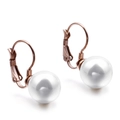 Élégantes boucles d'oreilles pendantes en or rose avec perles blanches et style épuré - Or rose Blanc