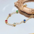 Elegante bracciale a catena dorata con cinque gemme colorate su superficie a specchio - Oro