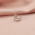 Dettaglio clip per orecchio a doppio anello in acciaio inossidabile argento su tessuto rosa - Stile Doppio Anello con Foro (3#)