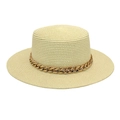 Détail du chapeau de paille beige avec une chaîne décorative en acrylique doré chic - Crème