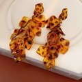 Dettaglio degli orecchini a nappine con petali in resina leopardata su supporto - Stampa leopardata caffè (Perno per orecchini in argento sterling 925)