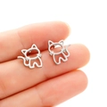 Minimalistische silberne Katzen-Ohrstecker mit zarten hohlen Metall-Silhouetten - Stahlfarbe