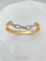 Dettaglio del bracciale rigido bicolore oro e argento con catena impreziosita da cristalli - Oro + Argento