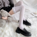 Weiße Lolita Overknee-Socken mit Herzmustern und verspielten Spitzen-Rüschenkanten - Herz Weiß Overknee