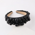Detalle de diadema negra trenzada con perlas brillantes y un suave forro interior de terciopelo - Negro