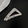 Dettaglio molletta a triangolo argento con strass incastonati e motivi a cuore - Stile Triangolo