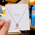 Minimalistische titaanstaal ketting met vierkante zirkonia hanger op een wit displaykaartje - Zilveren Vierkante Zirkonia