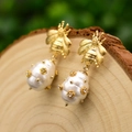 Elegante 18k vergoldete Bienen-Ohrhänger mit großen Barock-Süßwasserperlen - Schalenperlen Bienenohrringe