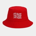 Détail d'un bob en toile rouge avec slogans brodés en blanc et œillets d'aération en métal - Taille unique / Rouge