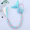 Detalle de extensión de pelo de sirena con cola de lentejuelas y trenzas de colores - Azul A