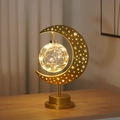 Goldene Sichelmond-Tischlampe aus Eisen mit Sternenmuster und LED-Glaskugel-Dekor - Pentagramm Rahmen Hängekugel Lampe / Warmweiß