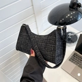 Sac baguette classique en tweed noir et blanc avec une texture tissée chic - Noir