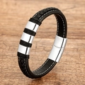Makroaufnahme: Herren-Lederarmband geflochten mit Edelstahlringen auf Holzgrund - Silberner Ring Schwarzes Leder-Stil 1