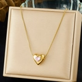 Primer plano del colgante de corazón con cristal rosa en cadena de serpiente dorada - Estilo Rosa (N3975)