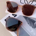Detalle de gafas de sol ámbar de montura grande que muestra el diseño plegable y portátil - Marrón Nuez de Betel