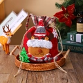 Detail der roten Weihnachts-Geschenktüte mit 3D-Rentier und Baum auf einem Tablett - Elch-Stil / Rot