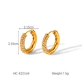 Detalle de pendientes de aro en oro de 18K con 2,15 cm de diámetro y circonitas - Estilo de Aro con Circonitas Engastadas (HC-E10144)