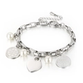 Pulsera de acero plateado con colgante de corazón, medallas religiosas y perlas sobre blanco - Estilo con Colgante de Corazón Moneda y Perla (KB148189-Z) / Plateado