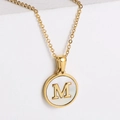 Collar de acero de titanio chapado en oro de 18k con letra M y colgante de nácar - Letra M