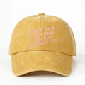 Casquette en coton délavé jaune moutarde avec texte rose I work hard so my dogs - Jaune