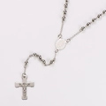 Dettaglio della collana rosario in acciaio inossidabile argento con medaglia di Guadalupe - Color Acciaio
